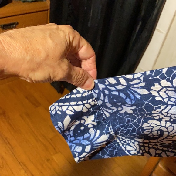 🌹🌹Ladies Beautiful Button Down Blouse - Size L - Picture 4 of 6